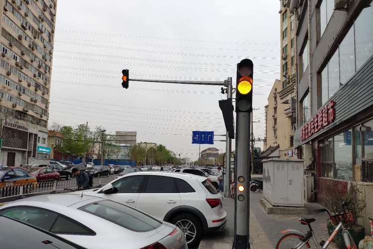 红绿灯坏了怎么判断能否通过?故障红绿灯图片-图2 红绿灯坏了怎么判断能否通过?故障红绿灯图片-图2