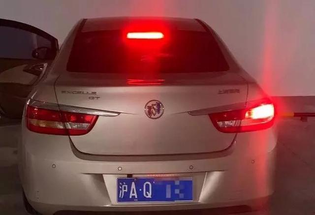 右后刹车灯不亮?右侧刹车灯故障-图4 右后刹车灯不亮?右侧刹车灯故障-图4