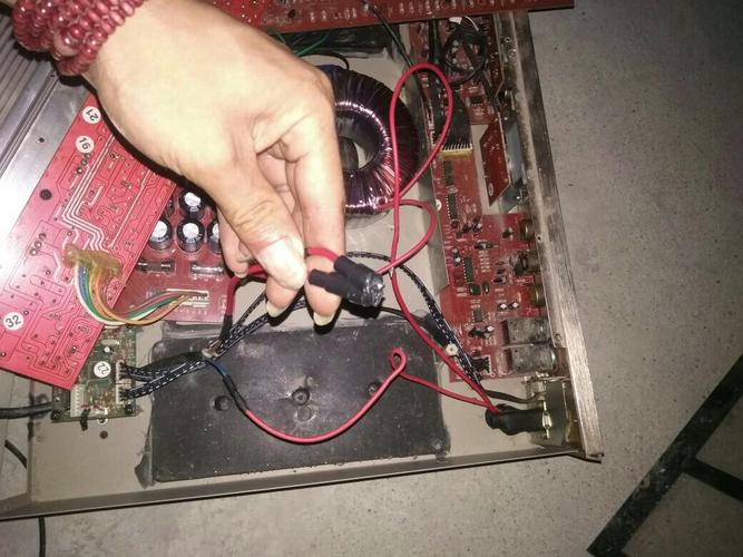 我的功放机为什么总要天关电源几次后才有声音呢,有时放着声音突然就变很小了,开关几下电源开关后又正常?奔驰s350功放故障-图2 我的功放机为什么总要天关电源几次后才有声音呢,有时放着声音突然就变很小了,开关几下电源开关后又正常?奔驰s350功放故障-图2