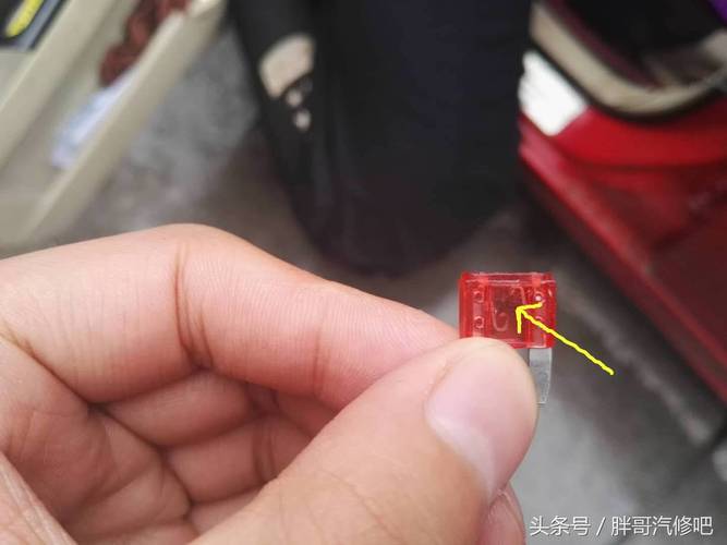 车灯保险丝烧了怎么回事?车灯保险丝损害后故障-图2 车灯保险丝烧了怎么回事?车灯保险丝损害后故障-图2