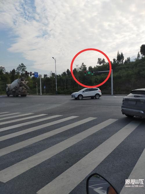 十字路口红绿灯出现故障?红绿灯处故障-图4 十字路口红绿灯出现故障?红绿灯处故障-图4