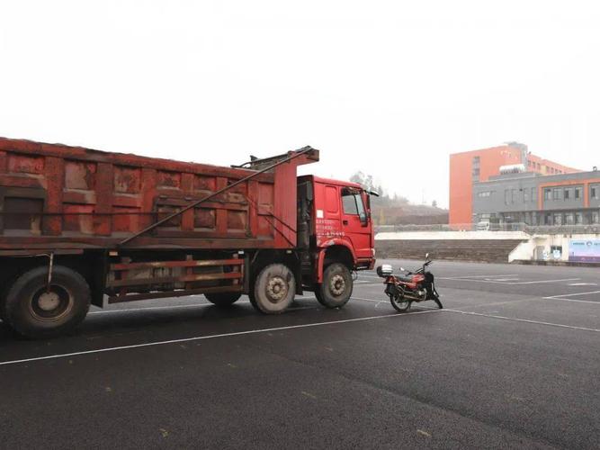 大车在小区路面停车的危害?重卡因故障停车-图2 大车在小区路面停车的危害?重卡因故障停车-图2