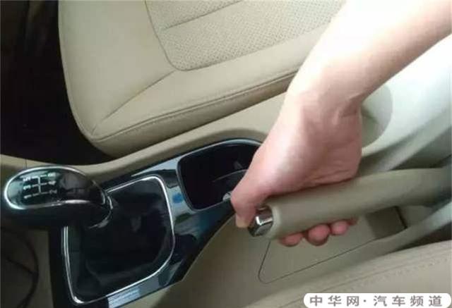 拉着手刹倒车怎么办?拉手刹开车会导制转向故障吗-图3 拉着手刹倒车怎么办?拉手刹开车会导制转向故障吗-图3