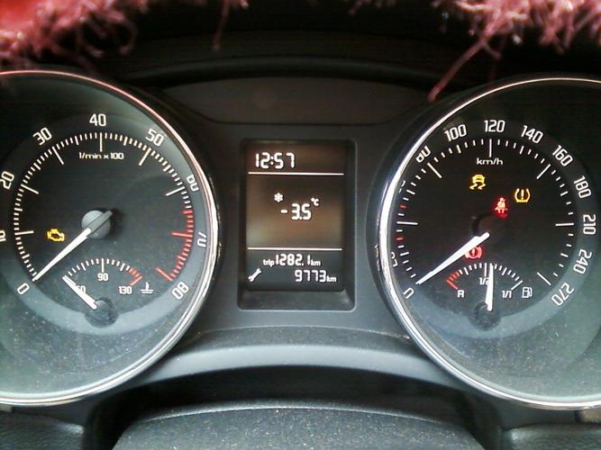斯柯达昊锐为什么脚底灯总是亮着？斯柯达刹车系统故障灯-图3