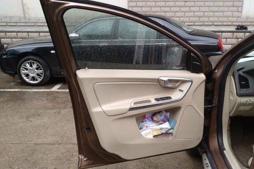 沃尔沃xc60玻璃升降器塑料断了？沃尔沃车门玻璃故障-图2