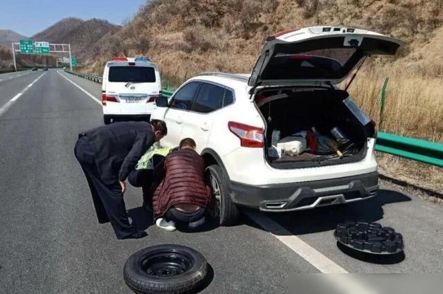 高速路上车子坏了怎么办?高速公路 遇到车辆出故障-图2 高速路上车子坏了怎么办?高速公路 遇到车辆出故障-图2