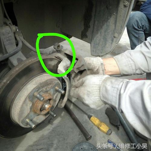 汽车四个轮其中一个刹车不回会出现什么情况？前制动分泵故障-图3
