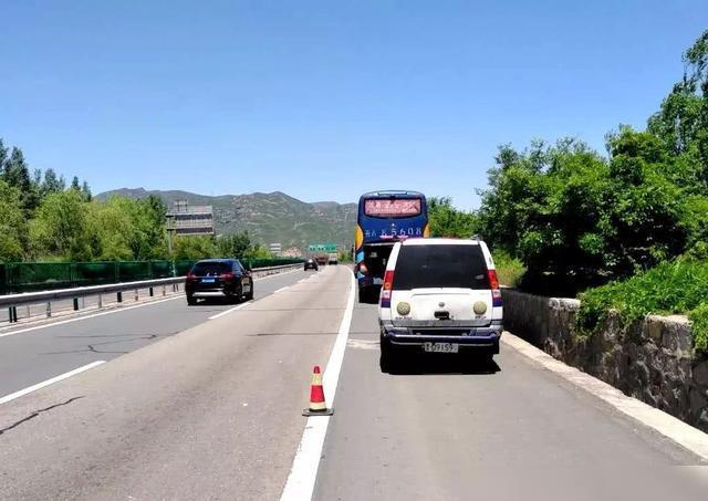 当汽车在高速路上出现故障无法行驶时怎样报警为好?(高速上遇到车故障怎么办)-图3 当汽车在高速路上出现故障无法行驶时怎样报警为好?(高速上遇到车故障怎么办)-图3
